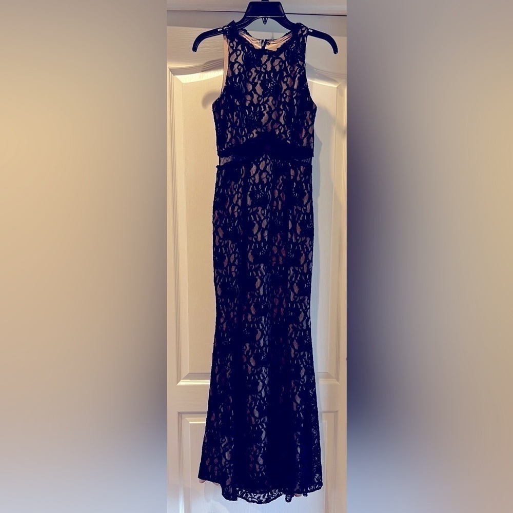 Xscape Lace-Embroidered Size 4